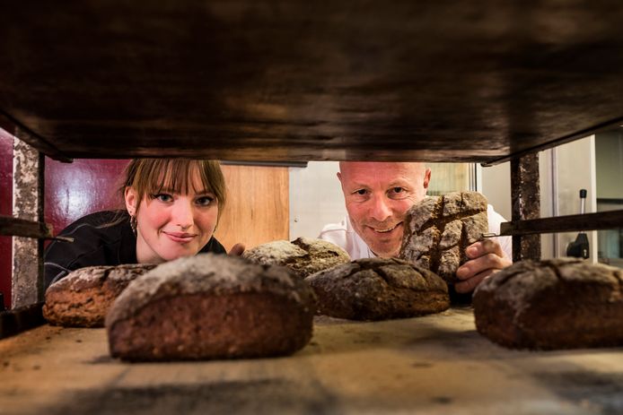 Imke Wielens en Martin Lammers bakken brood met hulp van zorgboederijmedewerkers.
