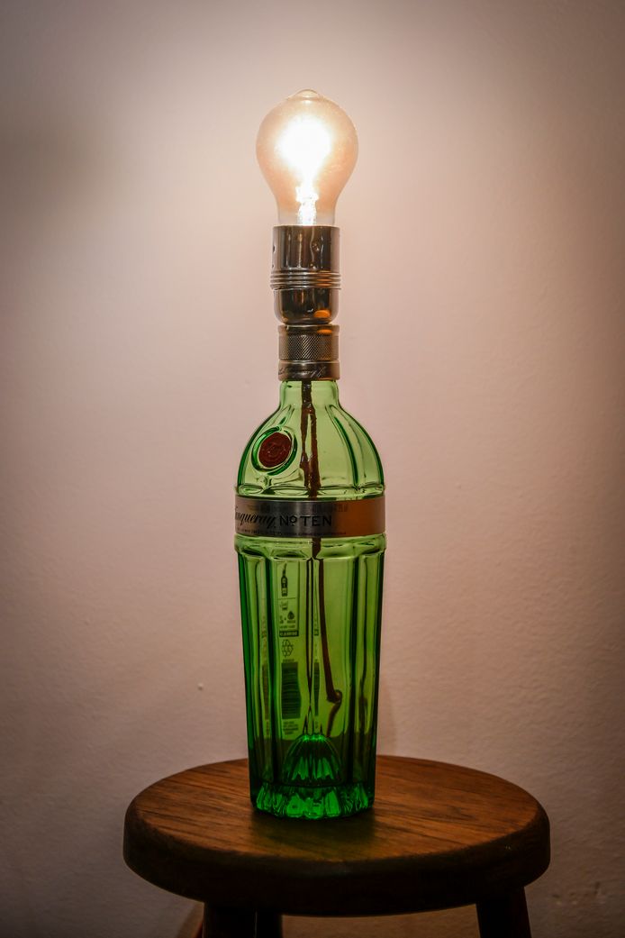 Beschietingen privaat Blauwe plek Lege flessen krijgen nieuw leven als originele lampen dankzij Nick en  Alexandra van Léon - Crafted in Belgium | Buggenhout | hln.be