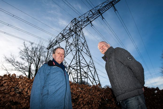 In Colmschate, maar ook in Diepenveen hangen de elektriciteitskabels boven de huizen en tuinen.