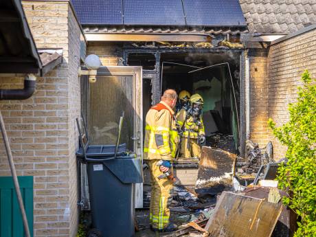 Schrik zit er flink in na woningbrand in Wezep: ‘Het ging zo hard, tjonge jonge... Zwarte wolken!’