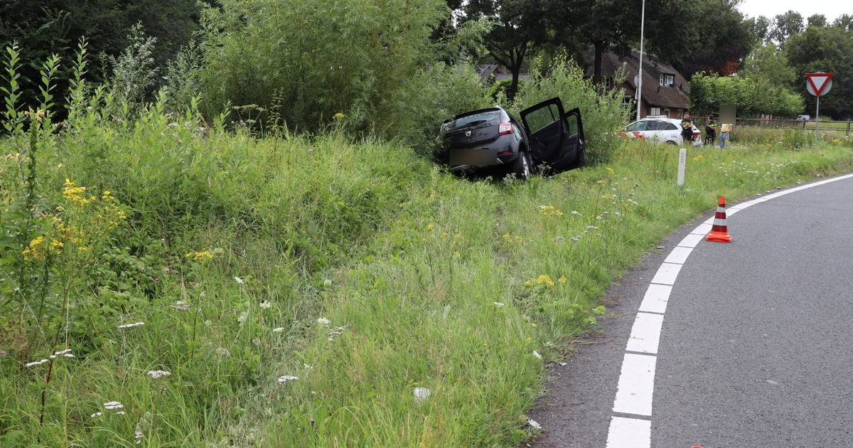 Automobilist vliegt uit de bocht op afrit van A59 in Vlijmen