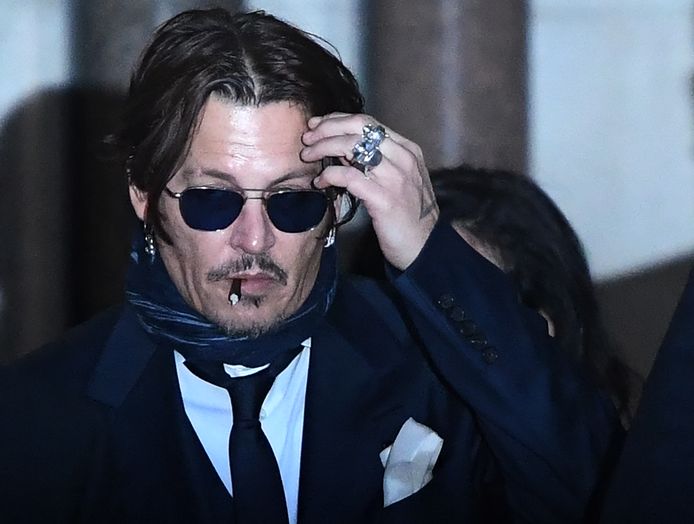Johnny Depp terwijl hij de Londense rechtbank verlaat.