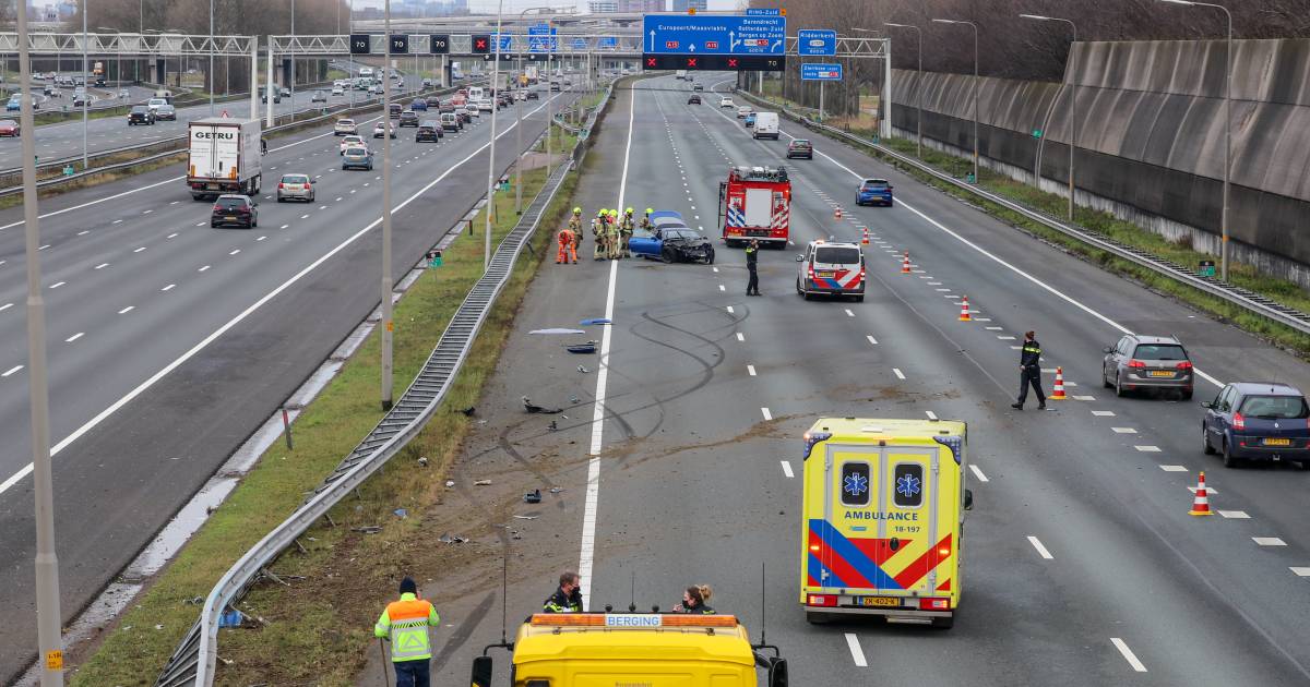 Bij een eenzijdig ongeval op de A15 richting Europoort is zaterdagmiddag een automobilist op de linker rijbaan tegen de vangrail geklapt.