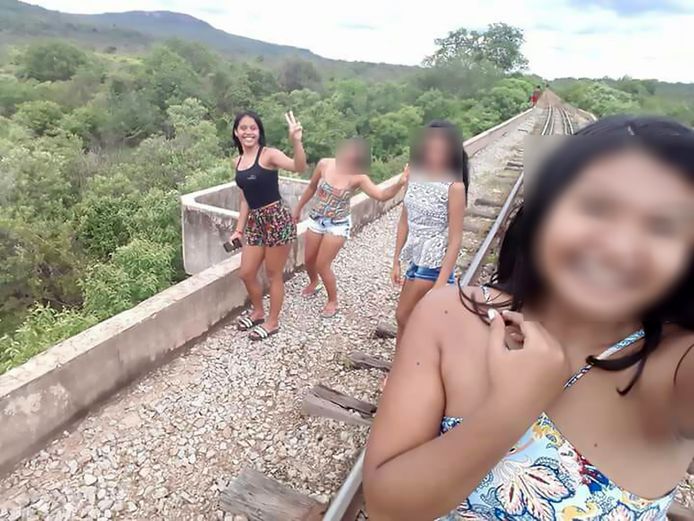 Enkele seconden voor de brug instortte namen vier jonge vrouwen nog een selfie