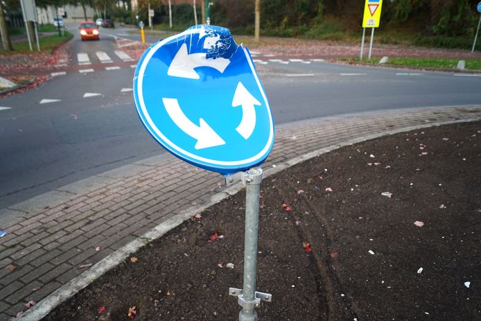 Onder meer werd dit verkeersbord vernield.