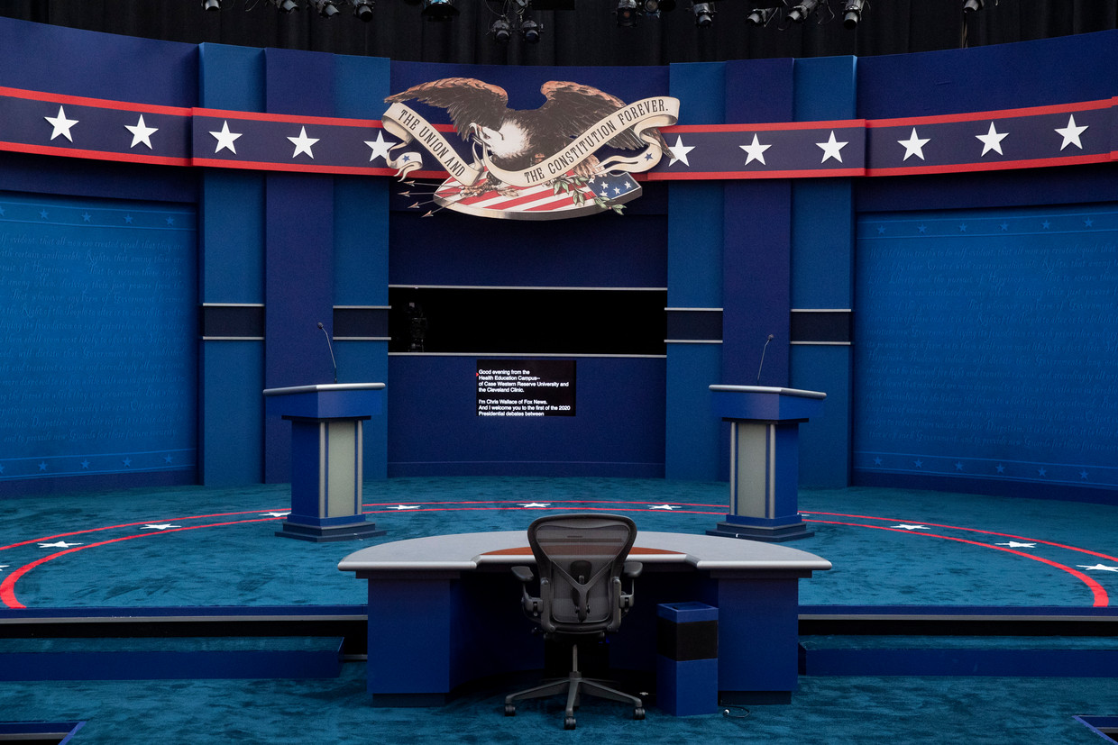 Het podium van het eerste debat tussen Joe Biden en Donald Trump op 30 september.  Beeld EPA