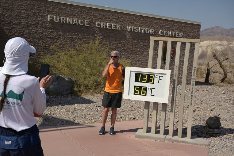 Parkopzichter Jennette Jurado maakt een foto van de hoge temperatuur in Death Valley, Californië. Beeld REUTERS