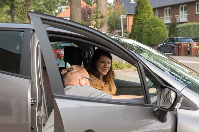 Verslaggever Mirjam Liefbroer koopt een auto in Soest. Verkoper Daan geeft haar de laatste instructies.