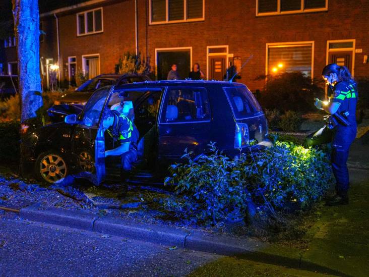 Man botst met auto tegen boom in Helmond, bestuurder naar ziekenhuis gebracht