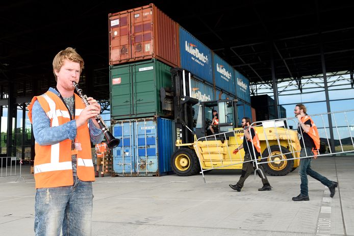 Robin Schot oefent vast tussen de 87 zeecontainers die straks het decor vormen voor Thijl.