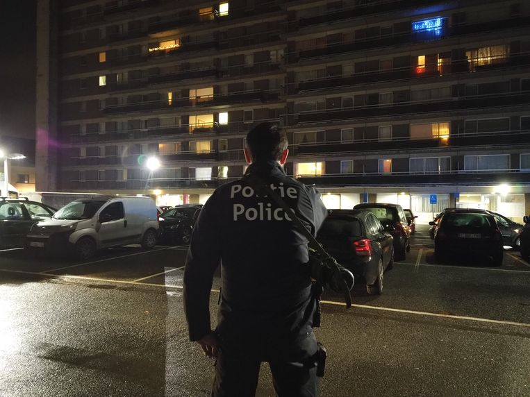 Een ambulance werd eventjes omringd bij  deze woonblokken in Anderlecht,  de politie kwam ter plaatse om bescherming te bieden indien nodig. Beeld Stéphanie Romans