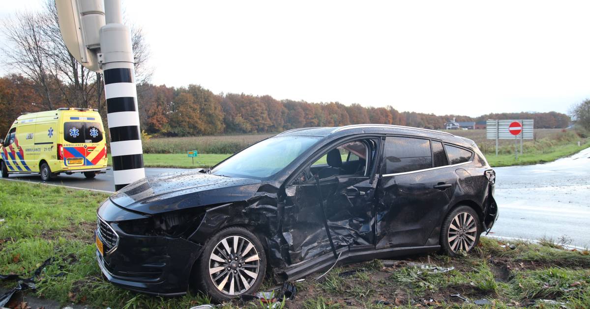 Auto crasht op verkeerspaal na botsing.