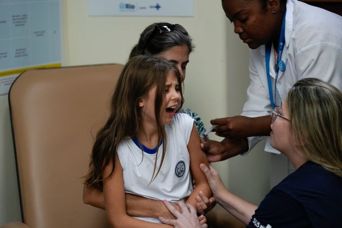 Een meisje krijgt een vaccinatie tegen dengue in een medische post in de Braziliaanse stad Rio de Janeiro.