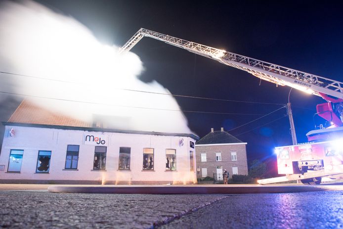 Bij aankomst van de brandweer sloegen de vlammen al door het dak. Het gebouw is helemaal uitgebrand.