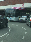 Breng-bus zit vast onder het viaduct bij het Nimma-hotel aan de Weurtseweg.