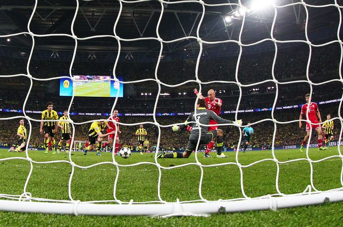 Een moment voor de eeuwigheid: Robben tikt de bal langs Dortmund-doelman Roman Weidenfeller en beslist de Champions League-finale van 2013.