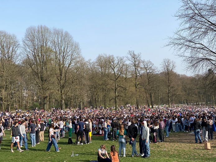 Duizenden mensen komen samen in Ter Kamerenbos.