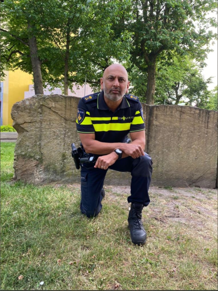 Martin Sitalsing vlak na de dood van George Floyd, knielend voor zijn huis. Hij plaatste de foto op zijn LinkedIn-account. Beeld 