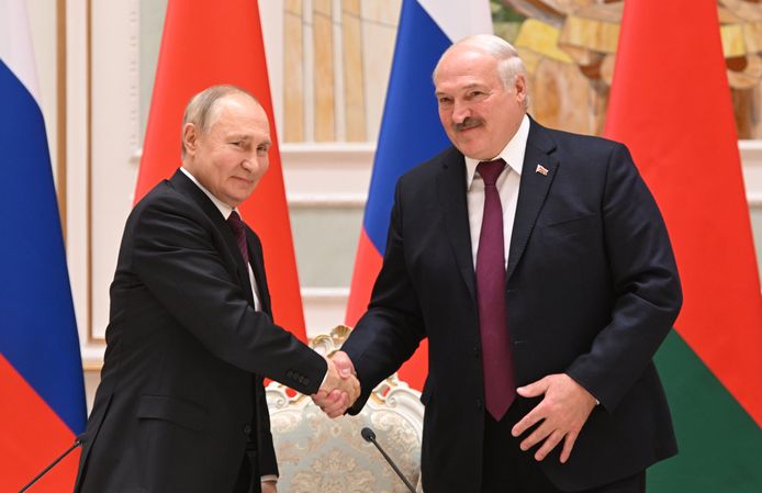 De Wit-Russische president Aleksander Loekasjenko (rechts) en zijn Russische collega Vladimir Poetin.