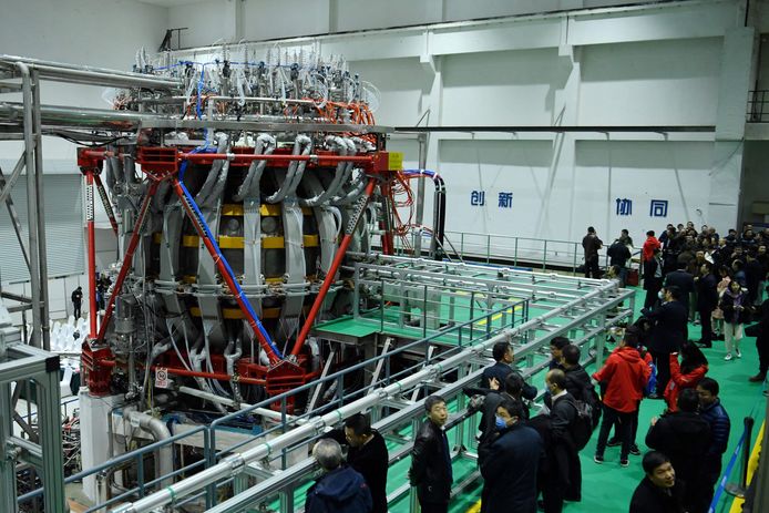 De Chinese Tokamak HL-2M-reactor in het onderzoekscentrum in de Chinese stad Chengdu. De reactor wordt ook de "artificiële zon" genoemd.  In de reactor kan de temperatuur oplopen tot meer dan 150 miljoen graden Celsius.