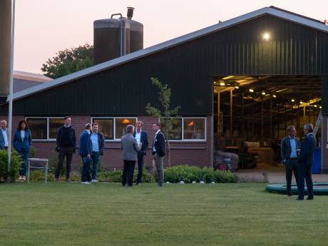 Pittig en emotioneel gesprek tussen boeren en staatssecretaris over megakazerne Zeewolde