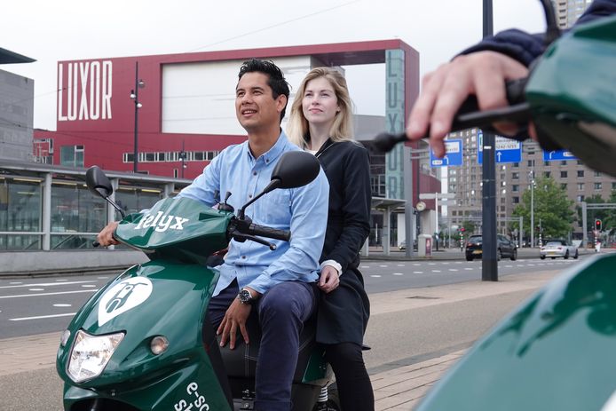De elektrische deelscooter Felyx komt naar Rotterdam. In augustus wordt ie uitgetest door 324 proefrijders, medio september kan iedereen hem gebruiken.