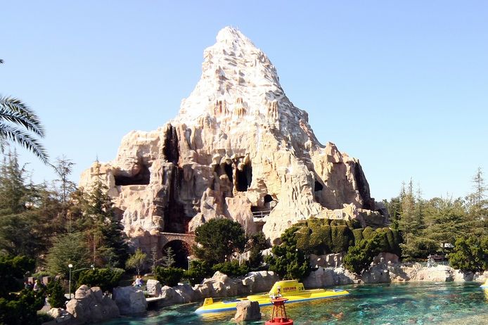 De echte Matterhorn-achtbaan in Disneyland (Anaheim) ging in 1959 open.