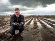 Akkerbouwer Martin Veerenhuis op een natte akker waar nog aardappelen in de grond zitten van het vorige jaar. Door de overvloedige regenval konden deze niet allemaal worden geoogst.