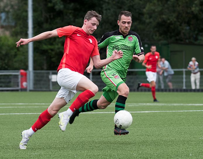 Sportlust'46-spits Mark van der Weijden snelt langs Laurens van der Voort. Later scoorde hij de 1-0 tegen SteDoCo.