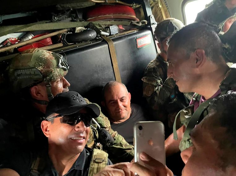 Usuga poseert voor een foto met militairen in een helikopter na zijn arrestatie. Beeld REUTERS
