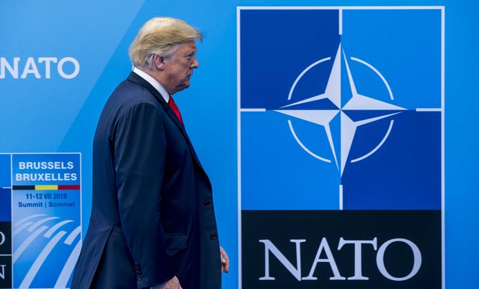 President van de Verenigde Staten Donald Trump wordt ontvangen door Secretaris Generaal van de  NATO Jens Stoltenberg voor de tweedaagse NAVO-bijeenkomst in Brussel.  De NAVO heeft als doel de vrijheid en veiligheid van haar lidstaten te garanderen met politieke en militaire middelen.