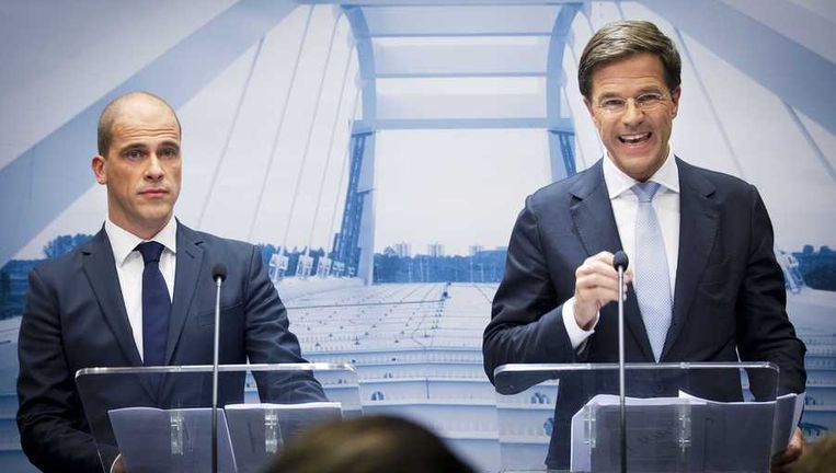 PvdA-leider Samsom (l) en VVD-leider Rutte tijdens de presentatie van het regeerakkoord. Beeld anp