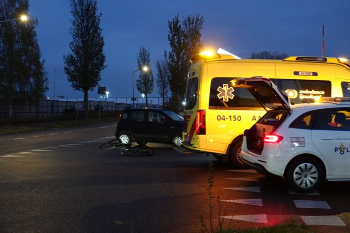 Fietser geschept door auto in Hardenberg.