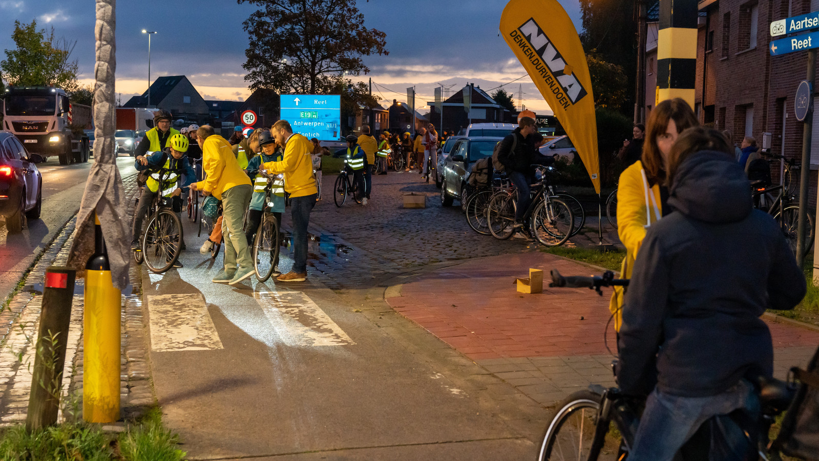 N-VA Rumst deelt 300 fietslichtjes uit: “Goede zichtbaarheid is ...