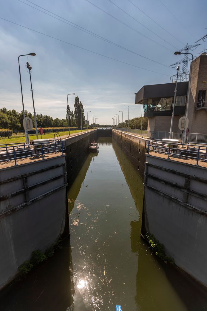 De vervroegde werkzaamheden aan de sluis bij Brouwhuis betekent dat het binnenvaartverkeer ongeveer zes weken gestremd zal zijn.