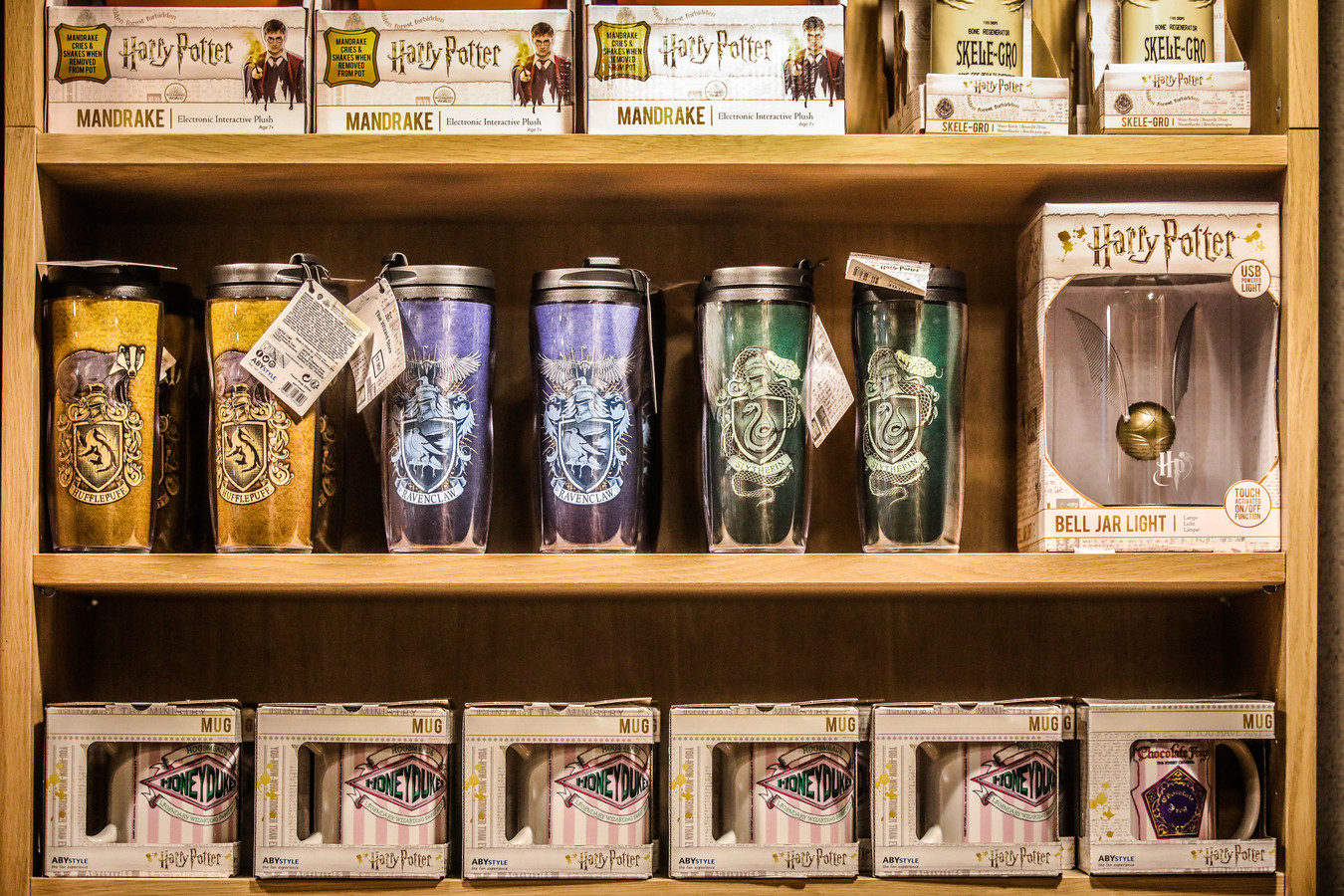 Mevrouw achterlijk persoon baard Beleef de magie van Harry Potter in Brugge: “Opening van The Wizard Store  is een ongelofelijk succes” | Foto | hln.be
