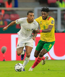 Garry Mendes Rodrigues in duel met Andre-Frank Zambo Anguissa.