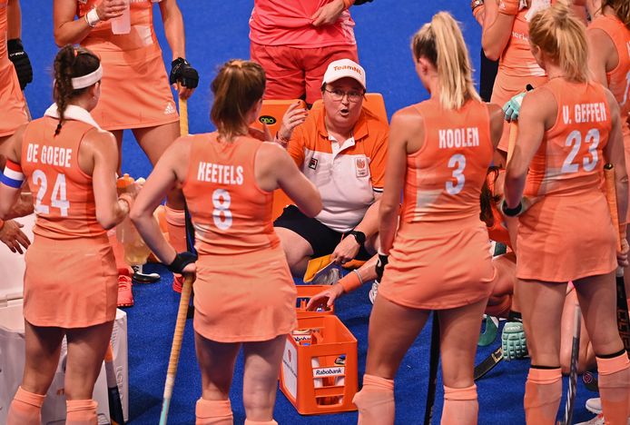 Alyson Annan spreekt de hockeysters toe.