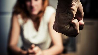 Zwangere vrouw met veel kracht tegen punt bed gegooid: celstraf dreigt voor man uit Budel-Schoot