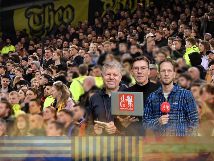 Publiek in stadion GelreDome. Met op de voorgrond (v.l.n.r.) clubwatchers Lex Lammers en Raymond Willemsen en presentator Nanne Nicolasen.
