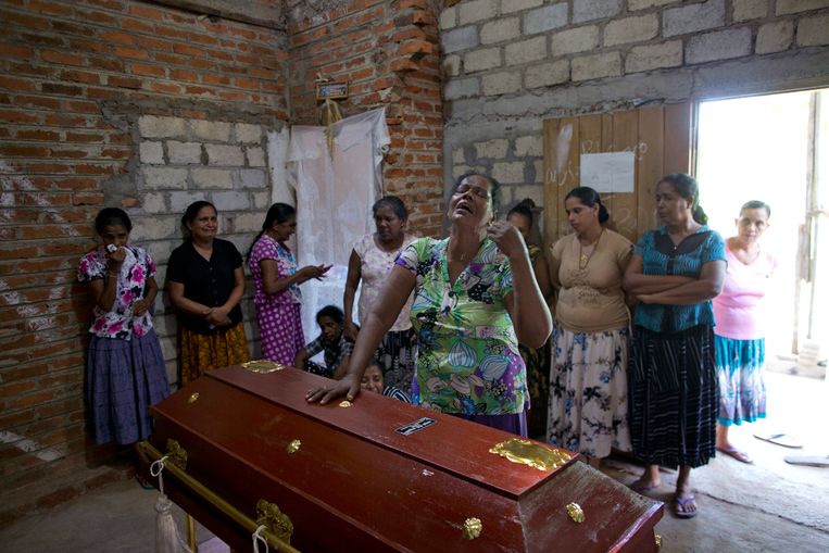 Familieleden van de twaalfjarige Sneha Savindi, die bij de aanslag in de St. Sebastiankerk om het leven kwam, rouwen bij haar kist. Beeld AP