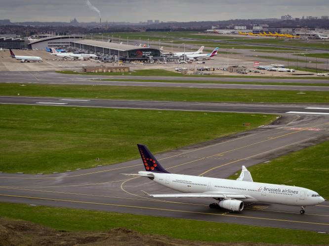 Luchtvaartmaatschappijen betalen voor minder dan kwart van hun CO2-uitstoot in Europa: “Passagiers betalen meer voor koffie op luchthaven”