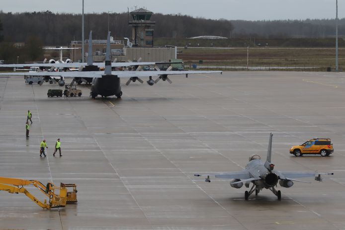 Acht Nederlandse F-16's landden woensdag op de Vliegbasis Eindhoven.