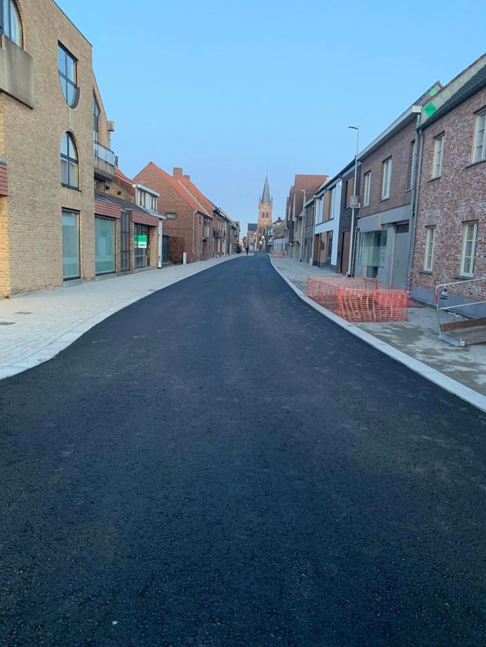 De Dorpsstraat in Jabbeke kreeg dinsdag een eerste asfaltlaag.