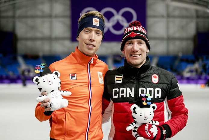 Bergsma (links) en Ted-Jan Bloemen na de ceremonie op de schaatsbaan.