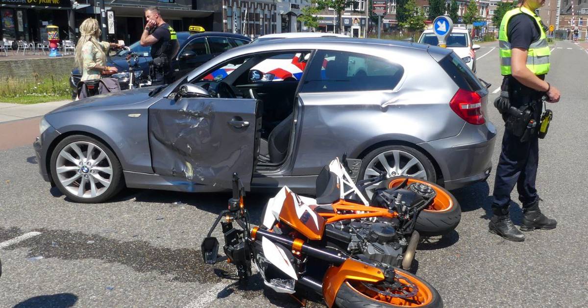 112 Nieuws: Motorrijder raakt gewond bij botsing in centrum Enschede.