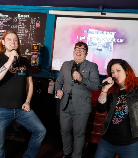 Trouwe karaokegasten lappen geld voor nieuwe Roxymobiel: ‘Voelen ons echt gesteund’