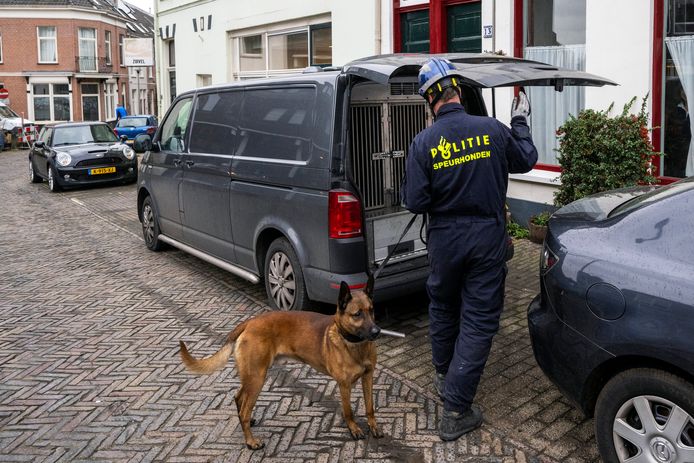 Een dag na de brand wordt er onderzoek verricht in de De Wiltstraat.