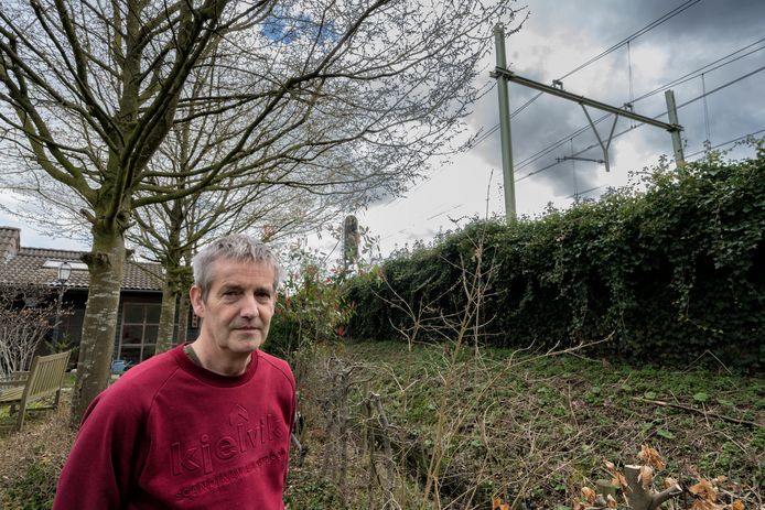 Hein Schouwenaars woont langs het traject Den Bosch-Eindhoven. ,,Mijn vrouw en ik zijn zo gewend aan dat geluid dat we amper in de gaten hebben gehad dat ze nu niet rijden."