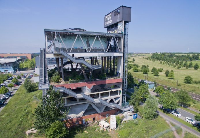 Het ooit zo prachtige gebouw ligt er al jaren verwaarloosd bij, omdat eerdere plannen voor een nieuwe bestemming strandden.